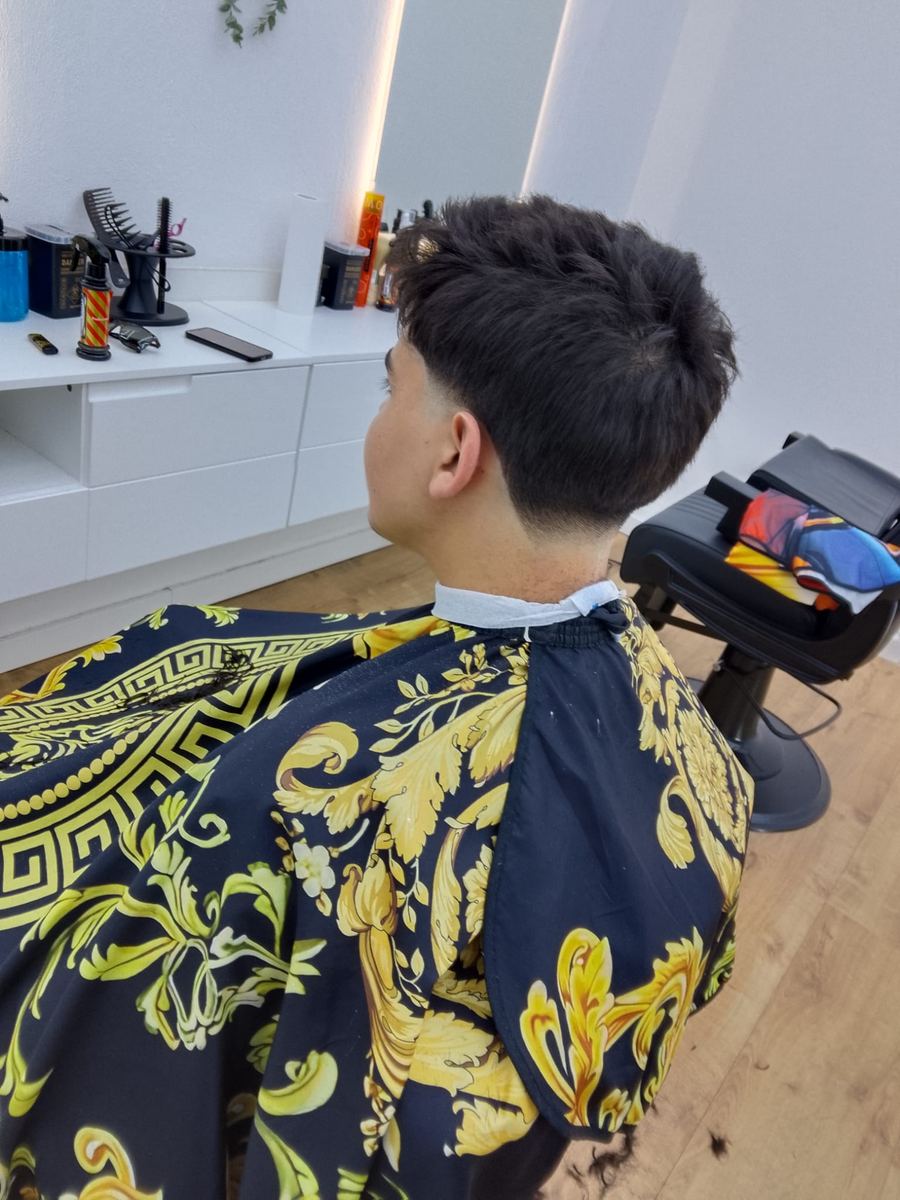 Klassischer Haarschnitt mit Low Fade